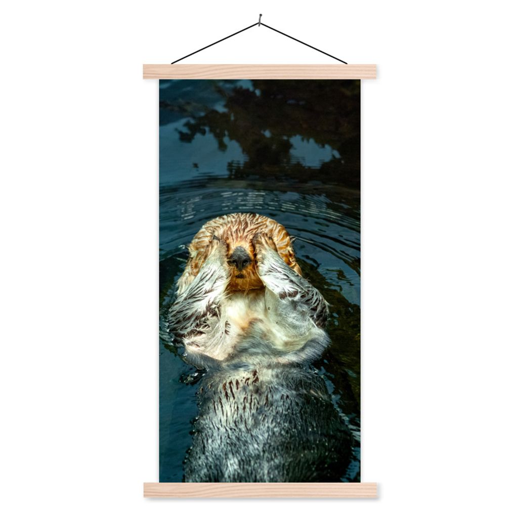MuchoWow Textilposter Otter im Wasser 60x120 cm mit holzfarbenen Rahmen - Holz