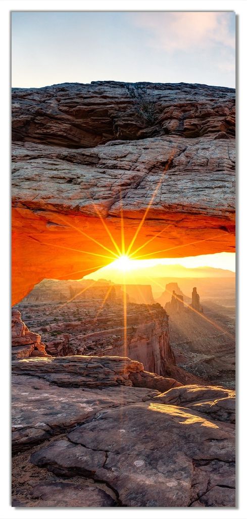Wallario selbstklebende Türtapete 100 x 220 cm - Sonnenstrahl am Horizont Leuchtende Felsspalte - Abwischbar, rückstandsfrei zu entfernen