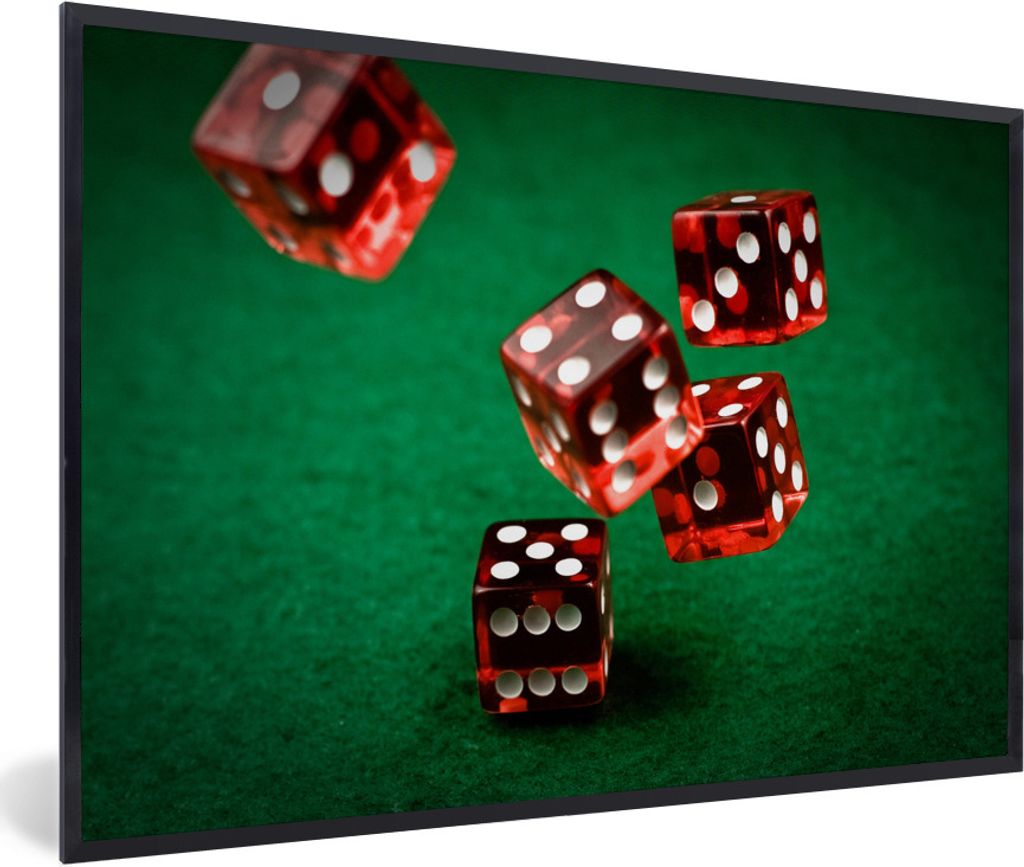 MuchoWow Gerahmtes Poster Rote Würfel fallen auf grünen Tisch 30x20 cm - Poster mit Schwarzem Bilderrahmen Wandposter Rahmen Foto Bilder - Kuns...