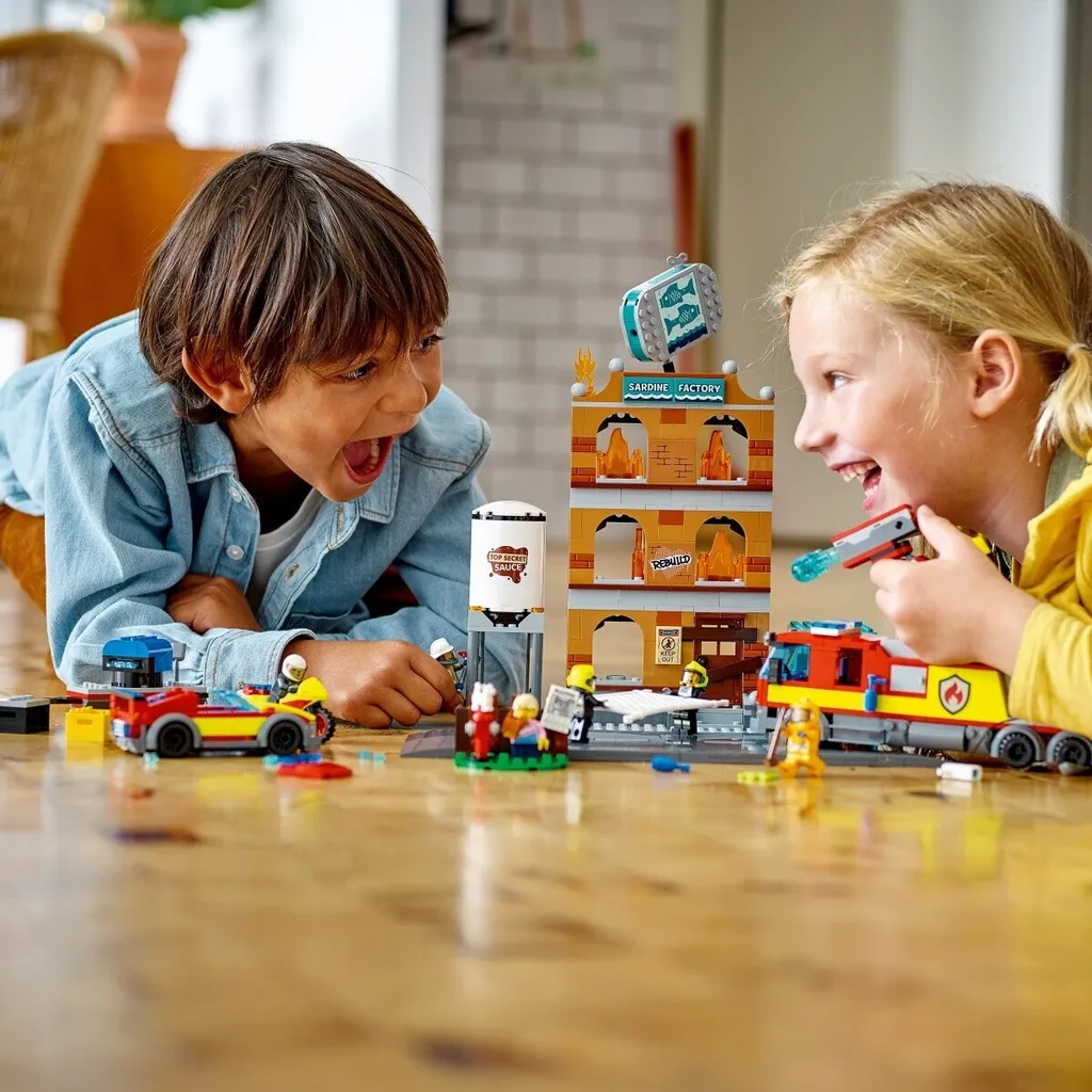 LEGO City 60321 Caserne et Camion avec fonctions de tir à eau réelles