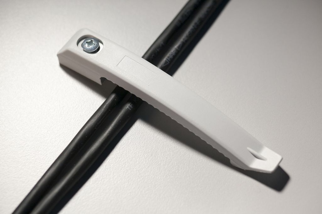 Set mit 5 Kabelklemmen und Schrauben