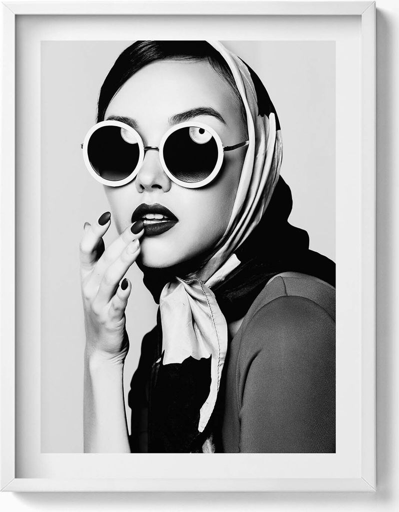 Schwarz-weißes Porträt einer Frau im Glamour-Stil– Wandbild mit Rahmen – Gerahmtes Bild – Wanddekoration – 60x80 cm – Weiß Rahmen