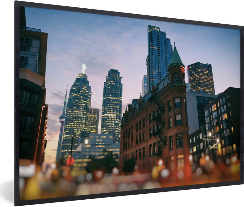 MuchoWow Gerahmtes Poster Zwischen den Gebäuden liegt die südkanadische Stadt Toronto 90x60 cm - Poster mit Schwarzem Bilderrahmen Wandposter R...