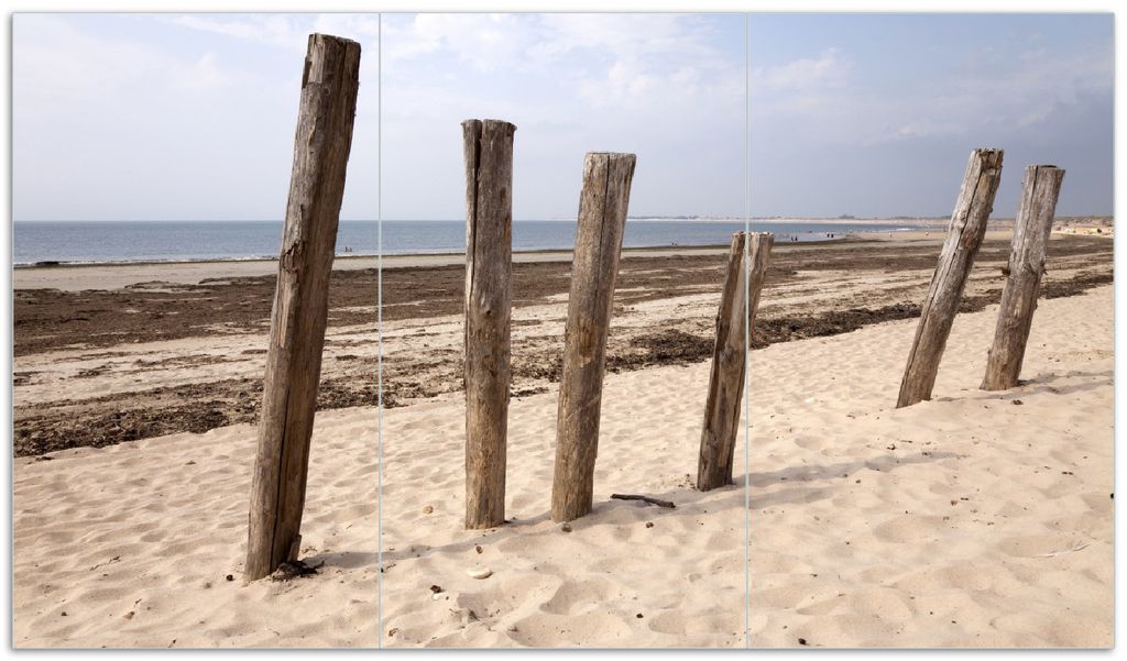 Wallario Herdabdeckplatte aus Glas, Größe 90 x 52 cm 3-teilig, Motiv Sandstrand mit Holzpfählen am Atlantischen Ozean