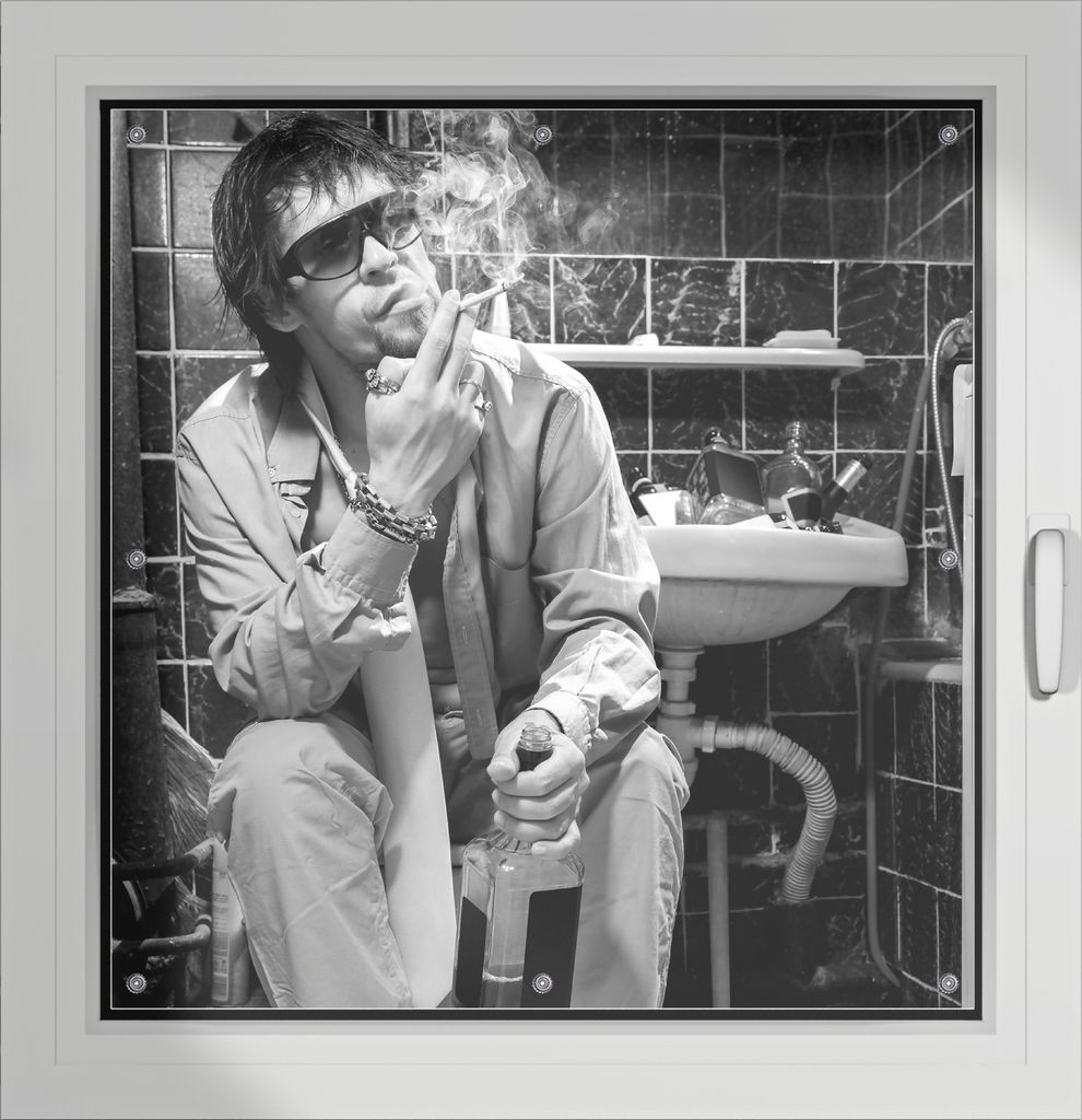 Wallario Lichtschutzbild, Dekorativer Sichtschutz Sonnenschutz 96 x 100 cm mit Motiv: Kloparty - Sexy Mann auf Toilette mit Zigarette SW - Verdunkl...