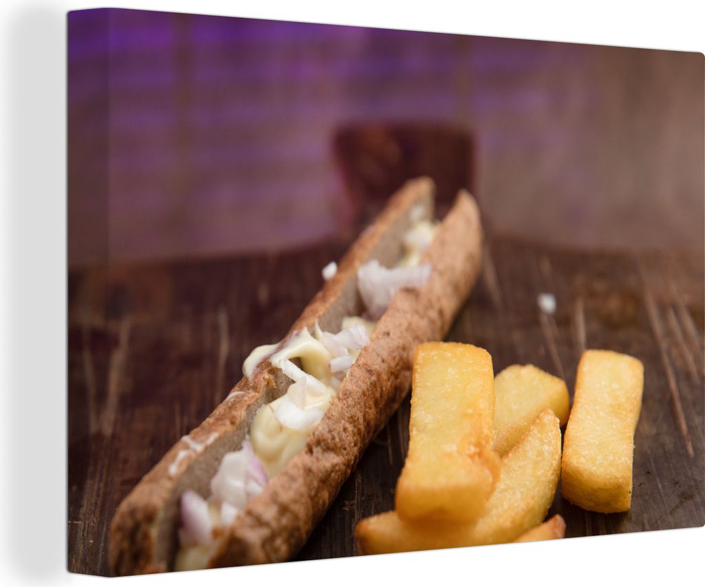OneMillionCanvasses - Leinwandbilder - 140x90 cm, Ein Frikandel mit kleinen Pommes frites auf einem Holzbrett, Wandbilder Kunstdruck Wanddekorati...