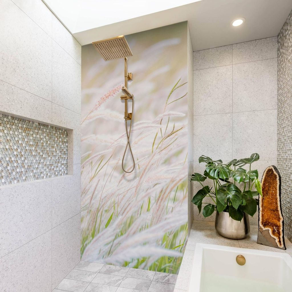Duschrückwand mit Motiv selbstklebend - 0.61 mm Wandpaneel wasserfest Gräser beige Landhaus Badrückwand fugenlos Premium matt 100x210 cm