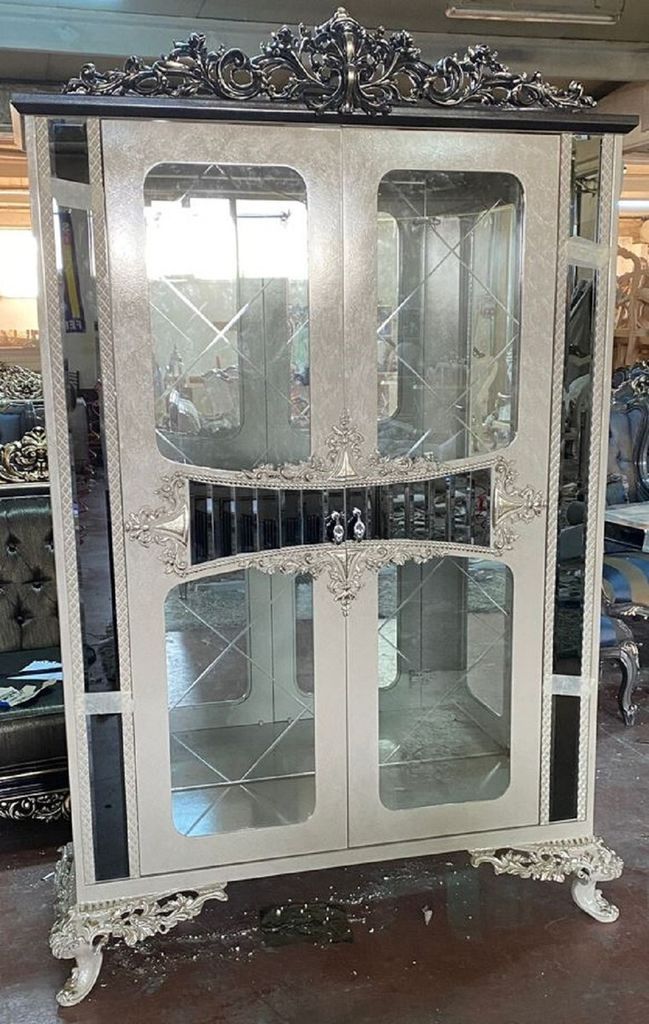 Casa Padrino Luxus Barock Vitrine Creme / Silber / Grau / Gold - Handgefertigter Massivholz Vitrinenschrank mit 2 Glastüren - Luxus Möbel im Baro...