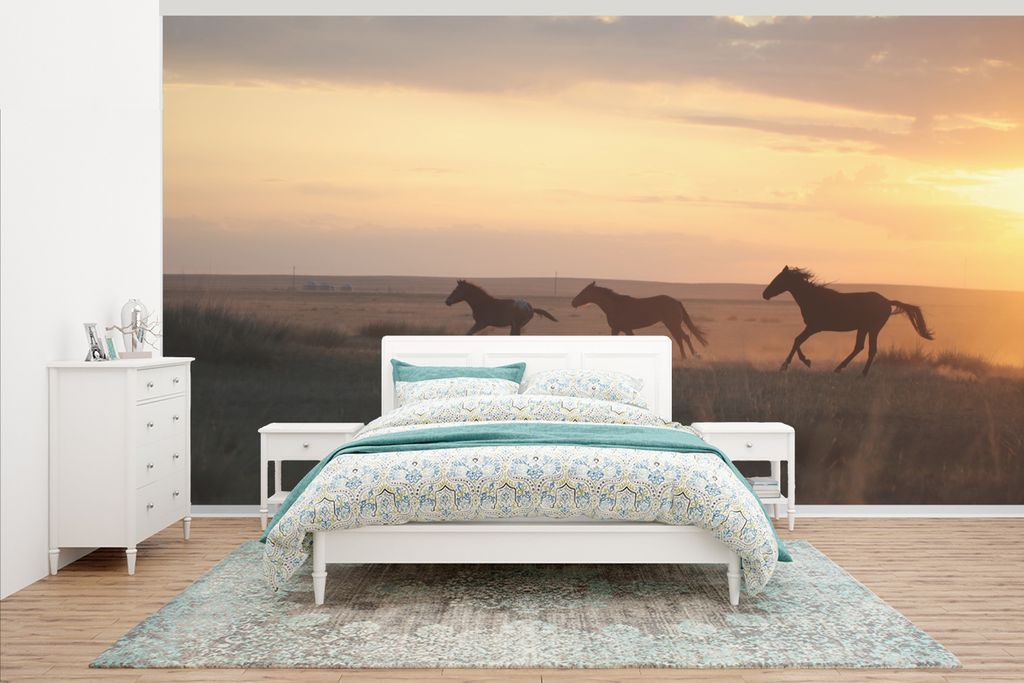 MuchoWow Fototapete für Wohnzimmer oder Schlafzimmer Wandtapete Vinyl Motivtapete Wildpferde laufen auf einer Wiese - 430x240 cm - Gemustert