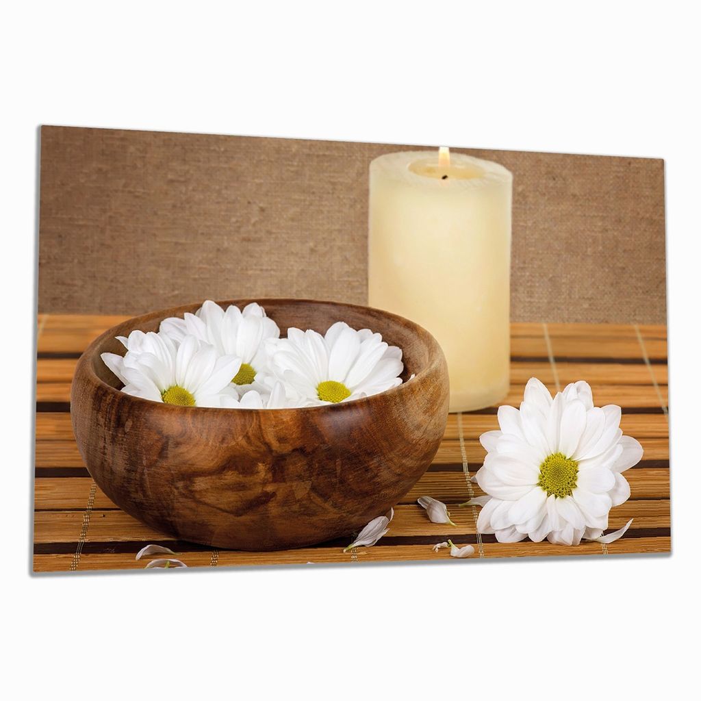Wallario Herdabdeckplatte aus Glas, Größe 90 x 52 cm 1-teilig, Motiv Stillleben - Kerzen und Blumenblüten in Holzschale