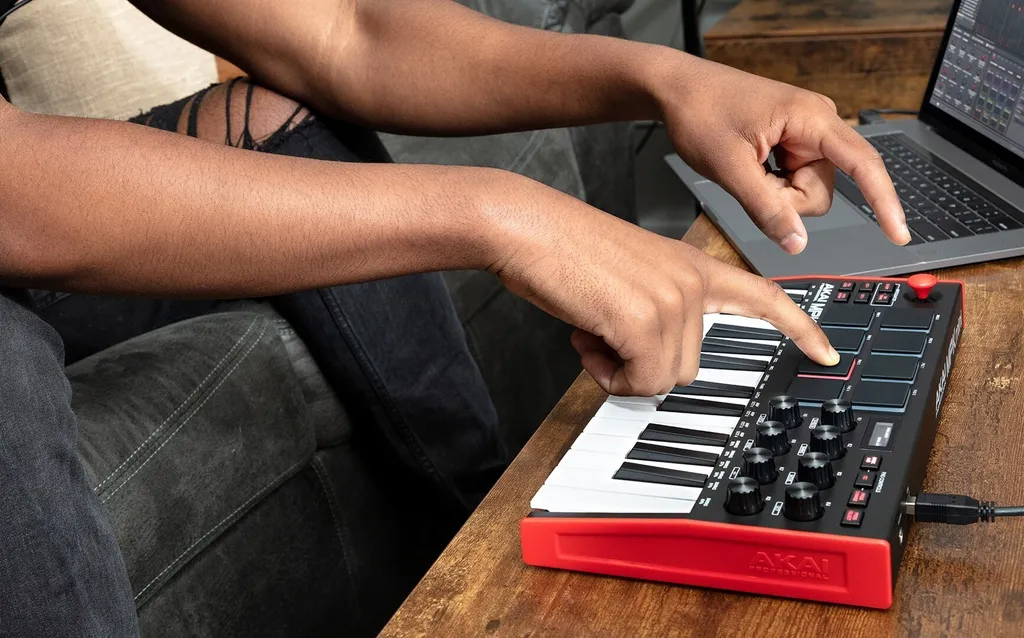 Akai MPK Mini MK3 Clavier Maître avec Touches Gen 2 et Design Rouge - 7