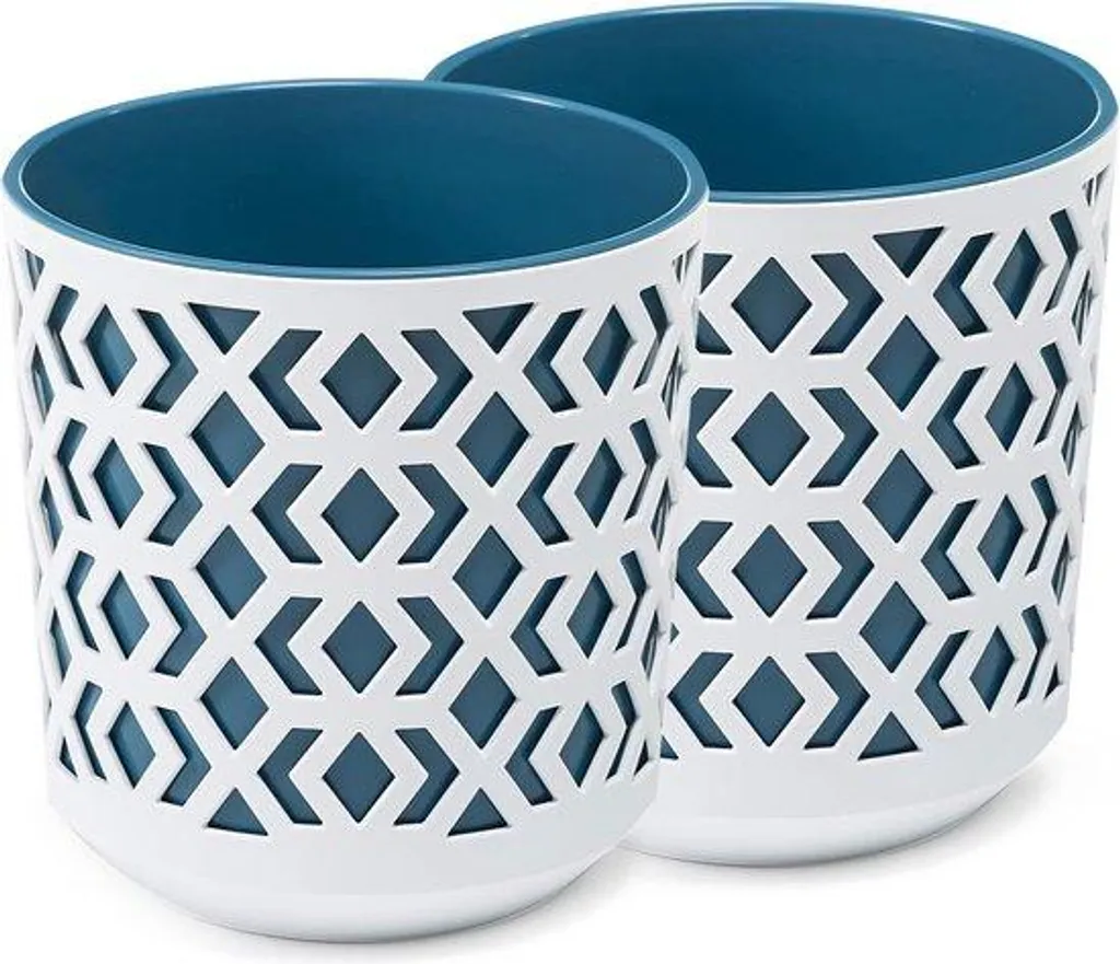 Aménagez votre terrasse avec ces pots de fleurs blancs et bleus ronds