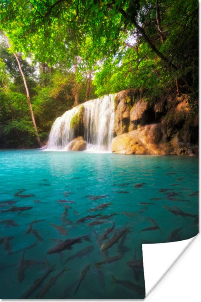 MuchoWow Poster Angeln im Wasser im Erawan-Nationalpark mit Blick auf einen Wasserfall in Thailand 80x120 cm - Papierdruck