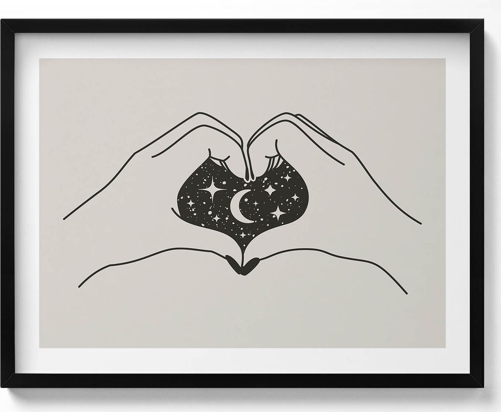 Hand Herz und Kosmos - Illustration– Wandbild mit Rahmen – Gerahmtes Bild – Wanddekoration – 80x60 cm – Schwarz Rahmen