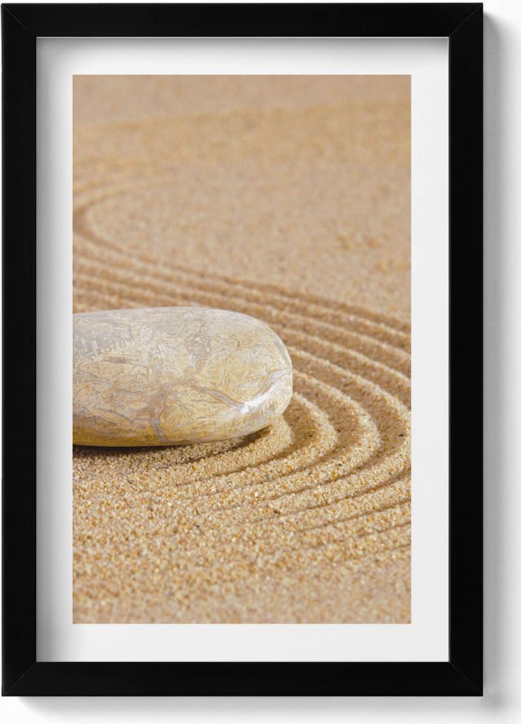 Einsamer Stein im Sand - zen– Wandbild mit Rahmen – Gerahmtes Bild – Wanddekoration – 20x30 cm – Schwarz