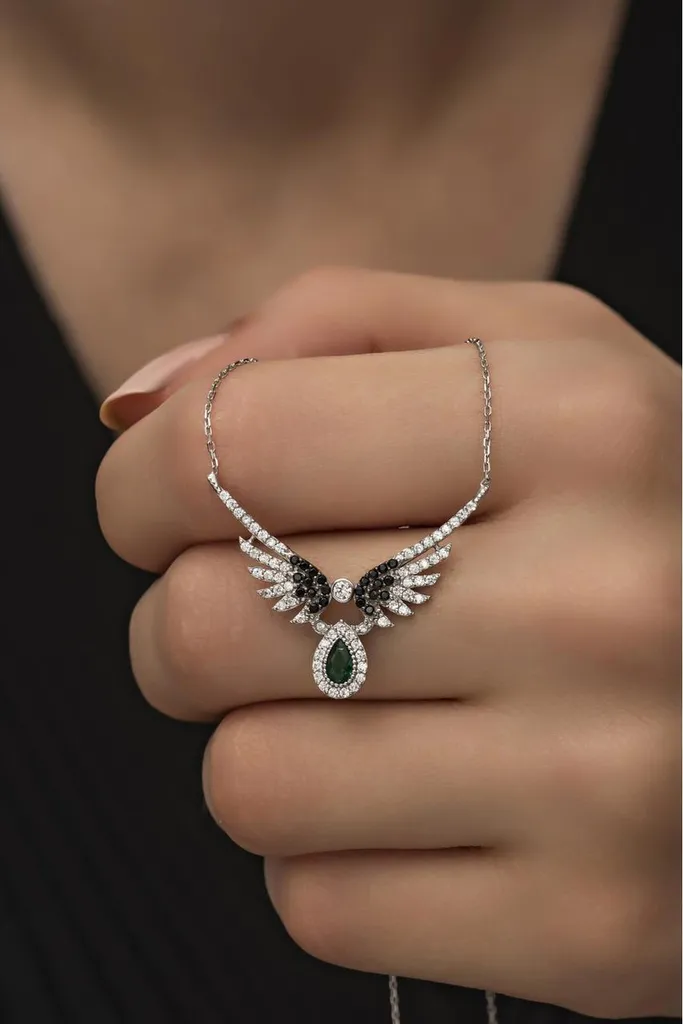 Pendentif ailes d'ange en argent et pierre verte goutte de rosée