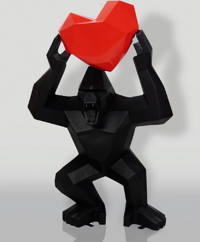 Casa Padrino XXL Deko Skulptur Gorilla mit Herz Schwarz / Rot H. 146 cm