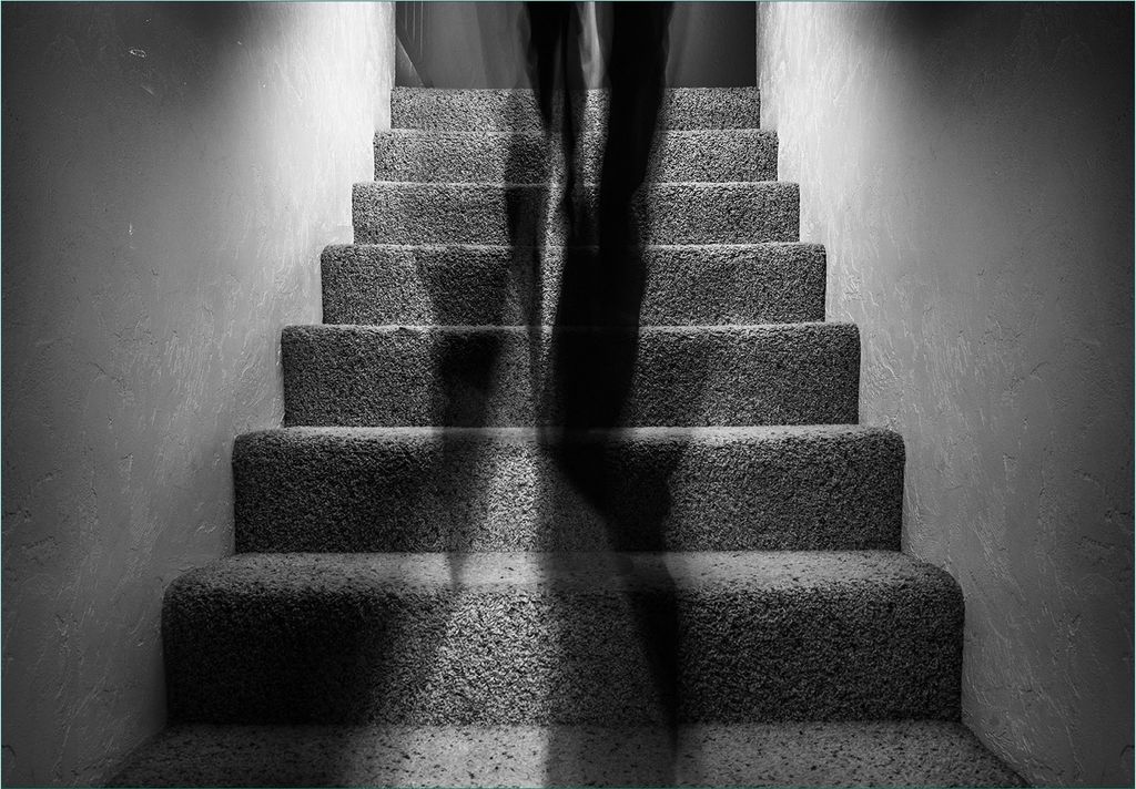 Wallario Fototapete Vliestapete, seidenmatte Oberfläche, einfache Verarbeitung, Größe 300 x 210 cm, Motiv Mysteriöse Treppe mit Schattenfigur -...