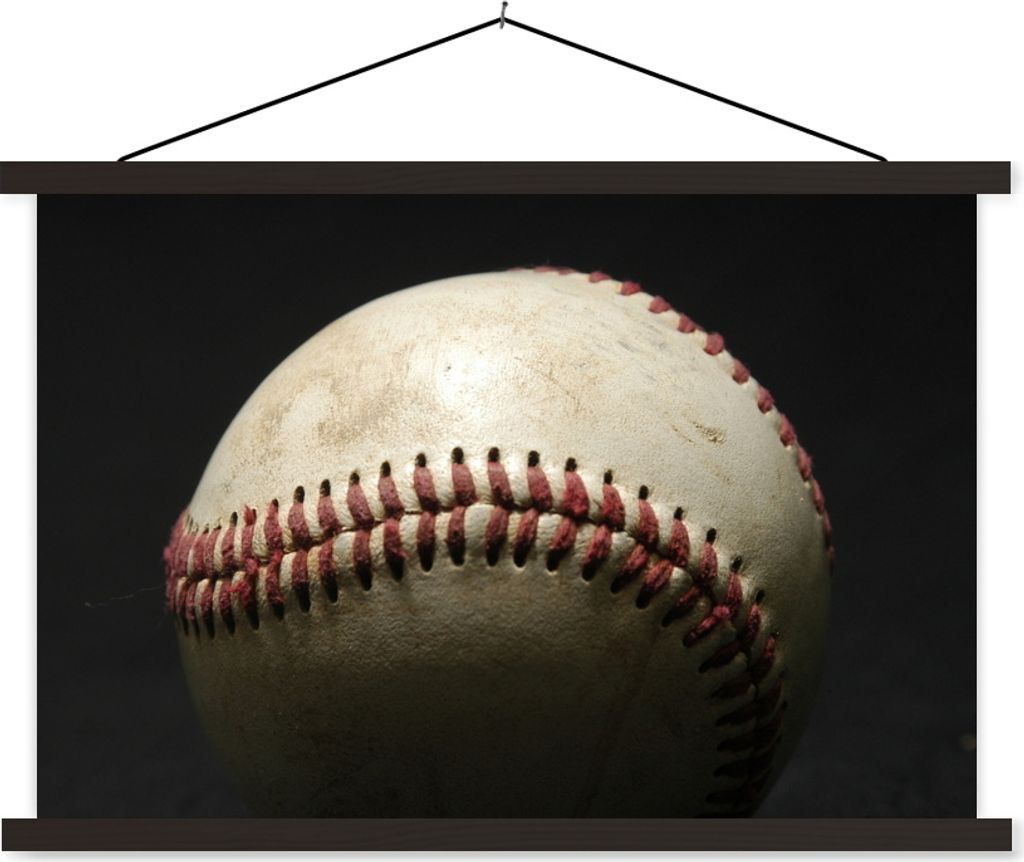 MuchoWow Textilposter Ein alter Baseball auf dunklem Hintergrund 90x60 cm mit schwarzem Rahmen - Aufhängungssatz