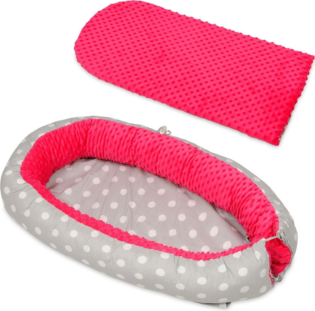 Gepunkteter Kokon-Schlafsack auf grauem Hintergrund - rosa
