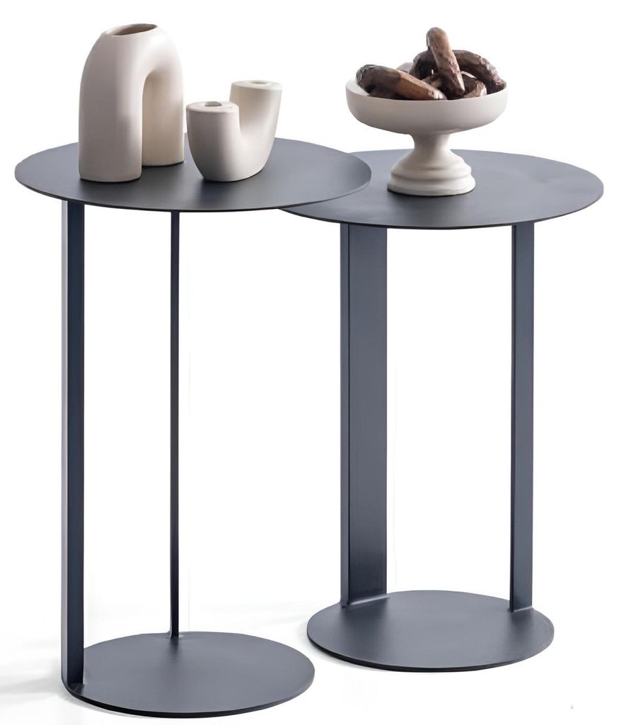 Moderne Beistelltische mit Metallbeinen und runden Platten