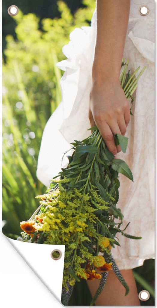MuchoWow 40x80 cm Outdoor-Poster Gartendeko Sichtschutz Garten Poster für den Garten Frau trägt Blumen im Garten