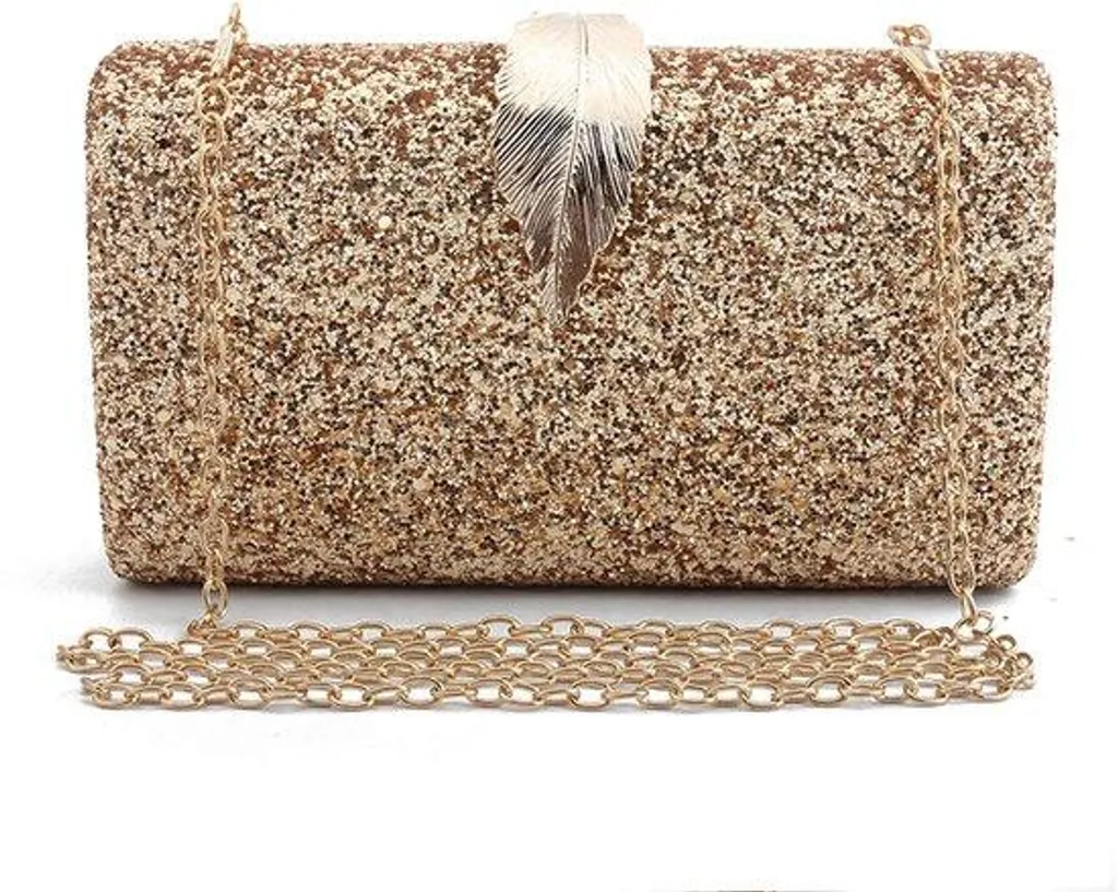Pochette or jaune avec bandoulière : l'accessoire chic mains libres