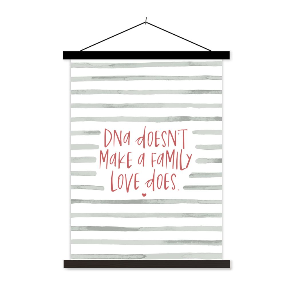 MuchoWow Textilposter Familie - Zitate - Sprichwörter - DNA macht noch keine Familie - Liebe 40x53 cm mit schwarzem Rahmen - Abbildung