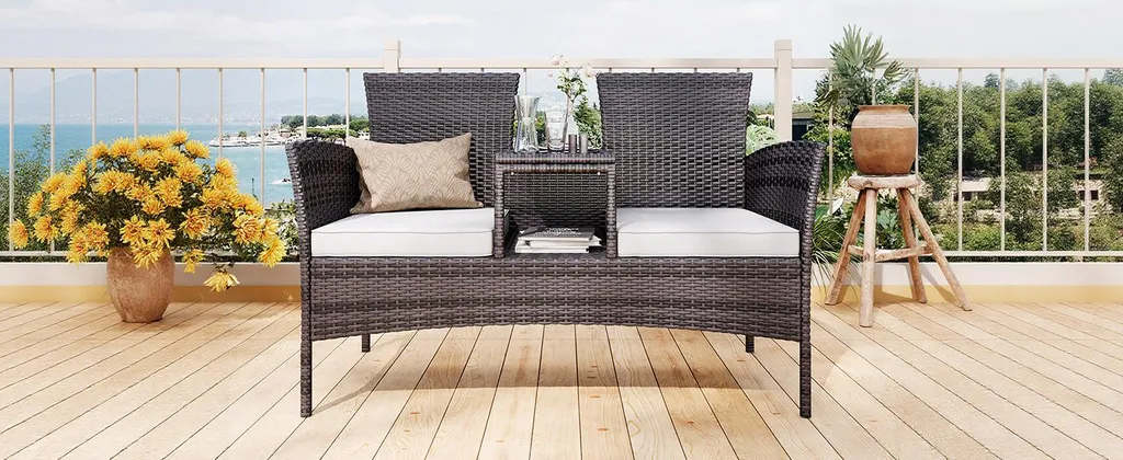 Mobilier détente pour balcon et terrasse : duo rotin blanc et table chic