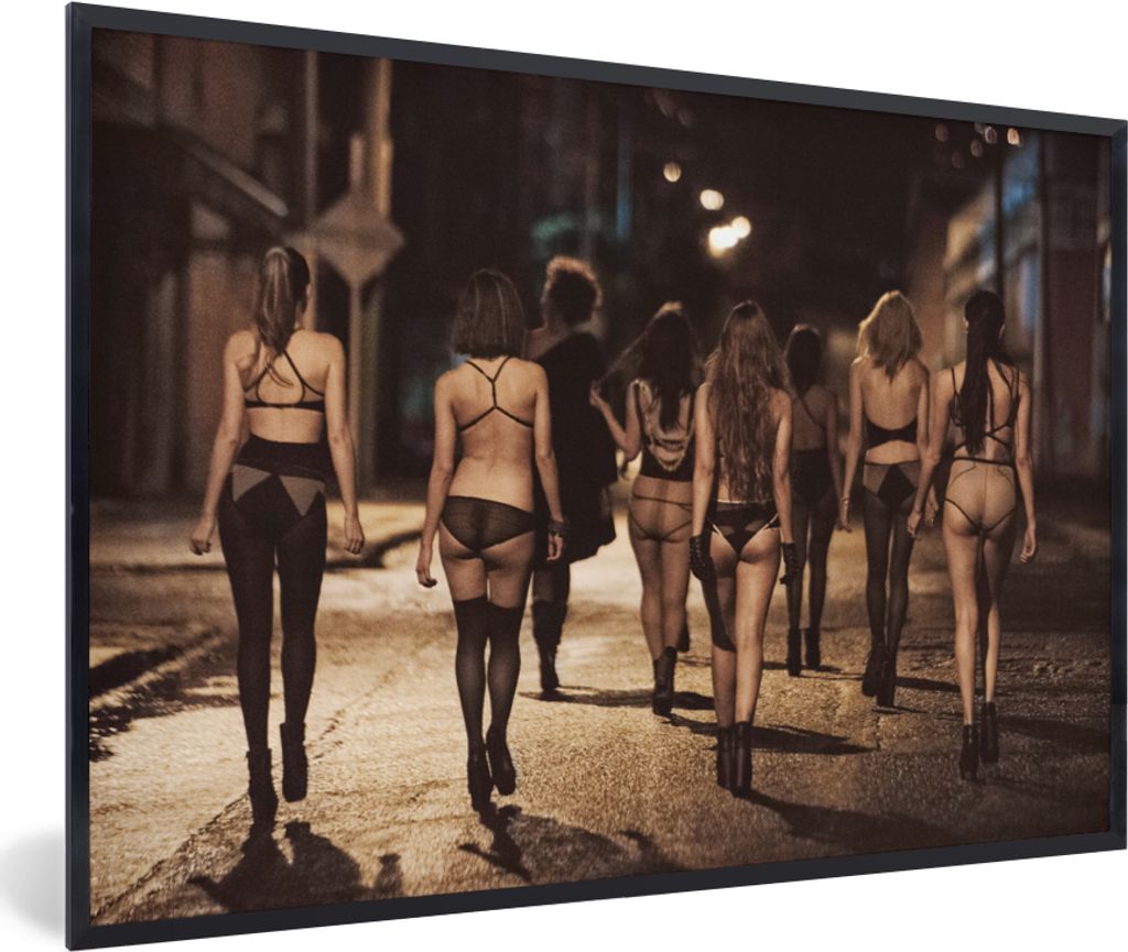 MuchoWow Gerahmtes Poster Frauen - Unterwäsche - Abend - Straße 90x60 cm - Poster mit Schwarzem Bilderrahmen Wandposter Rahmen Foto Bilder - Fo...