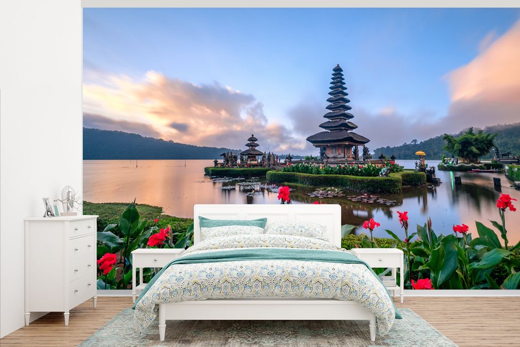 MuchoWow Fototapete für Wohnzimmer oder Schlafzimmer Wandtapete Vinyl Motivtapete Blumen für den Pura Ulun Danu Bratan-Tempel auf Bali - 375x24...