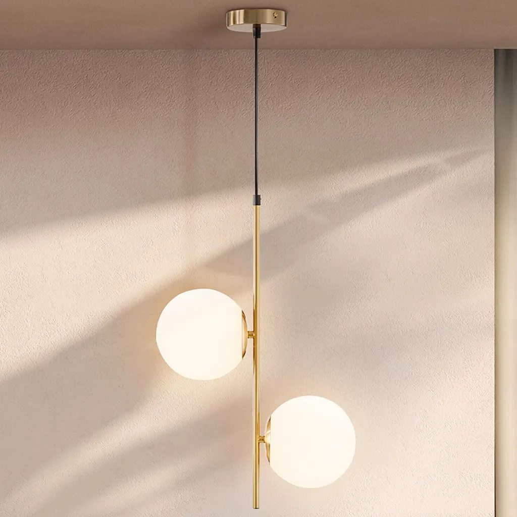 Lustre plafonnier double tête dorée pour corriger un manque de luminosité