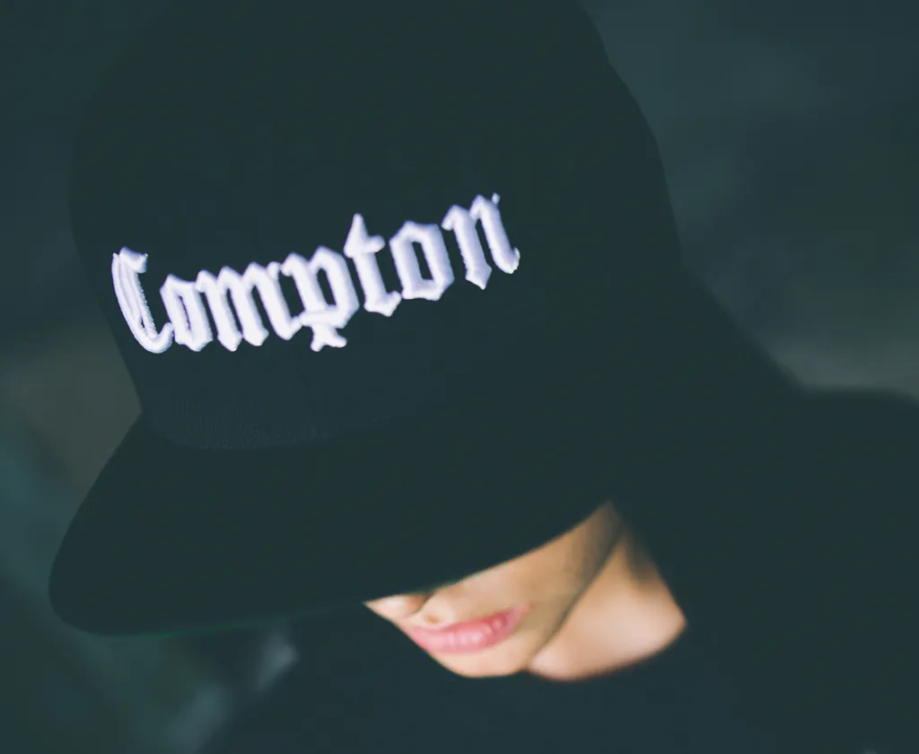 Casquette Snapback Noire Réglable Compton MT271 pour un Ajustement Sur