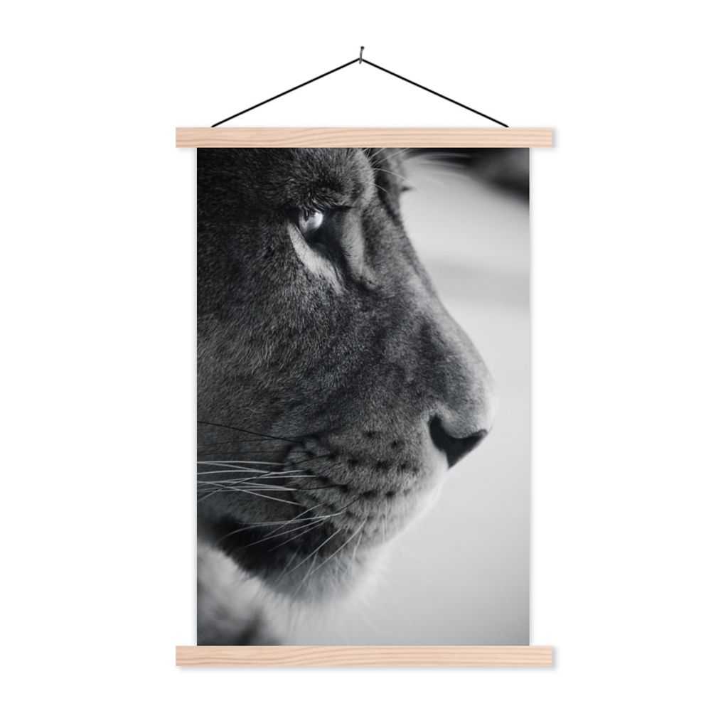 MuchoWow Textilposter Tierprofil Löwe in schwarz und weiß 120x180 cm mit holzfarbenen Rahmen - Textil-Plakat
