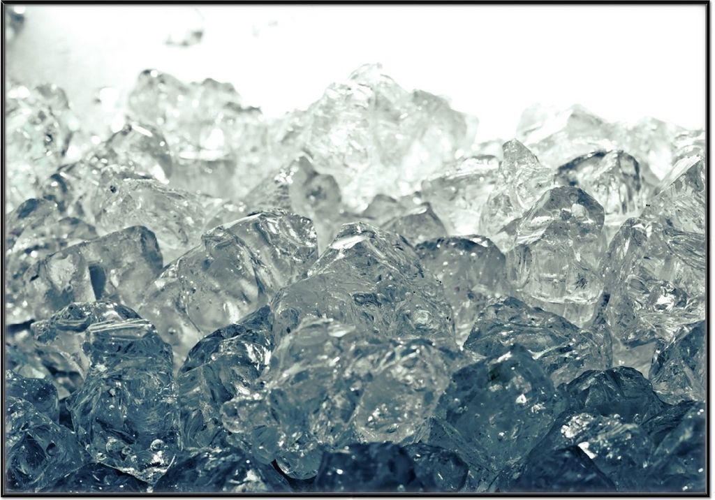 Wallario Wandbild Leuchtendes Eis in blau-grau, Größe: 70,30 x 100,30 cm, Poster mit schwarzem Aluminiumrahmen
