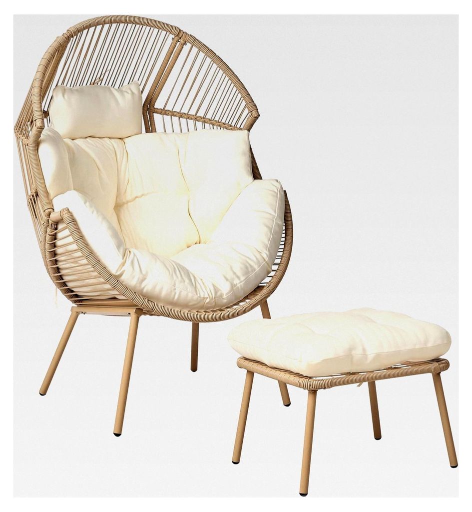 Gartensessel mit Hocker aus PE Rattan in natürlicher Optik und cremeweißen Auflagen im Boho-Stil