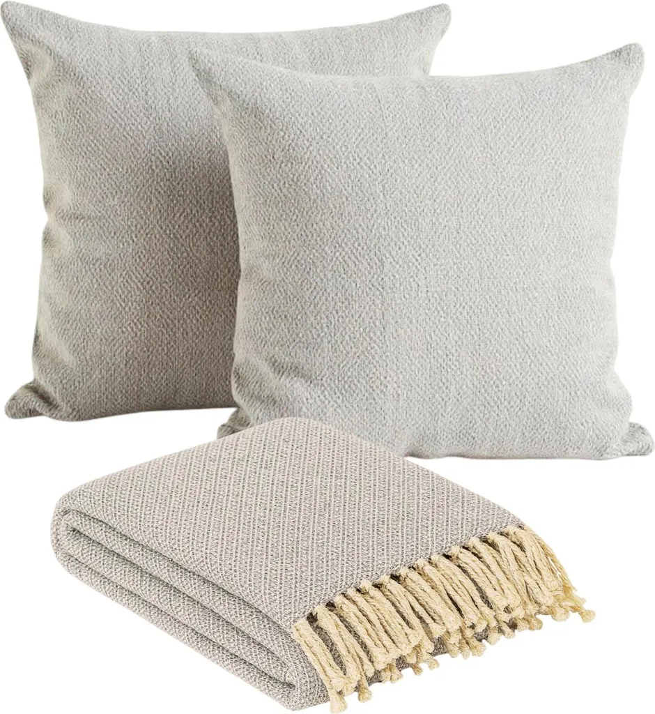 Set di 3 copriletto Calix grigio 125x150 e 2 fodere per cuscini 40x40 in cotone | copridivano boho con frange e 2 cuscini decorativi senza imbottitura | cuscini decorativi e copridivano decorazione soggiorno Scandi