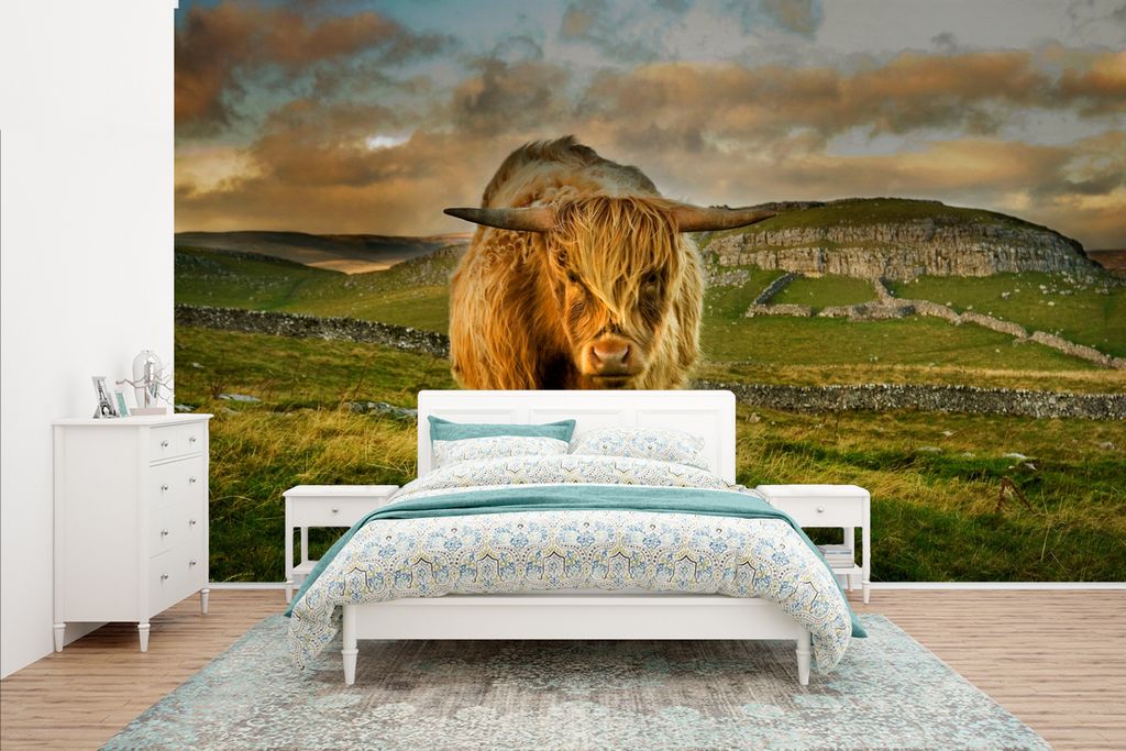 MuchoWow Fototapete für Wohnzimmer oder Schlafzimmer Wandtapete Vinyl Motivtapete Schottischer Highlander - Gras - Berg - 400x240 cm - Gemustert