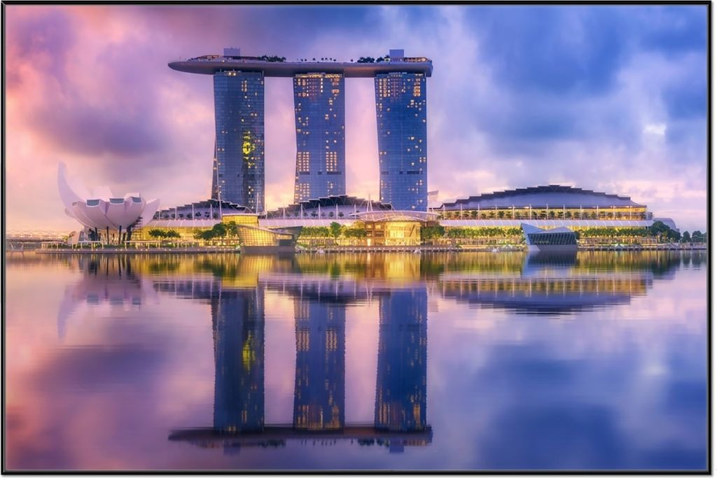 Wallario Wandbild Abenddämmerung in Singapur, Größe: 61 x 91,50 cm, Poster mit schwarzem Aluminiumrahmen