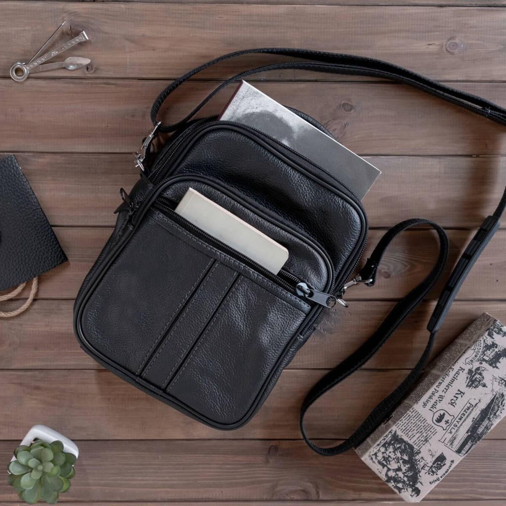 Mittlere schwarze Herrentasche im Kuriertaschenstil aus Naturleder Nord07