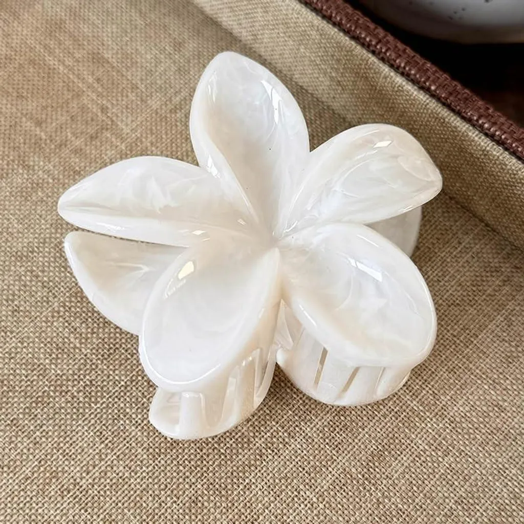 Barrette fleurs blanches élégante : accessoire de fête pour femme et enfant