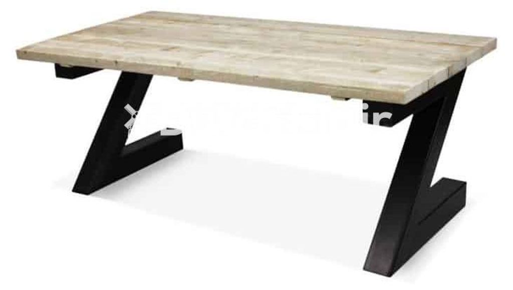 Tisch mit Stahlfüse Z-Form