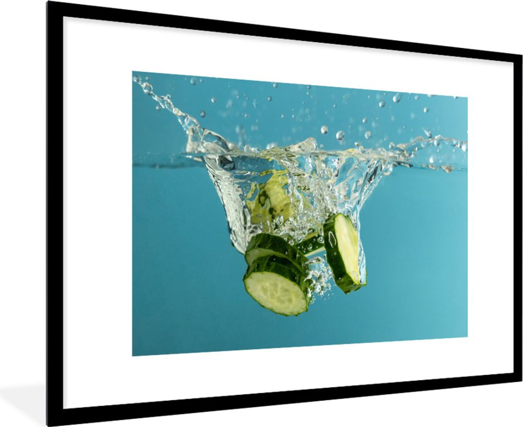 MuchoWow MuchoWow Gerahmtes Poster Gurke - Scheibe - Wasser 90x60 cm - Poster mit zchwarzem Bilderrahmen - Wanddekoration - Fotos