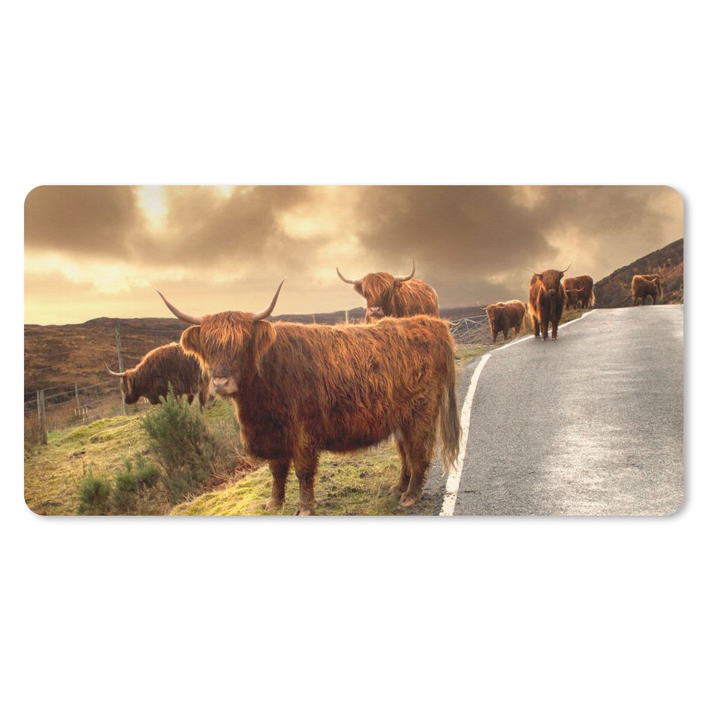 MuchoWow Schreibtischunterlage Schottische Highlanders - Himmel - Straße 80x40 cm - XXL Mauspad - Gaming Mauspad