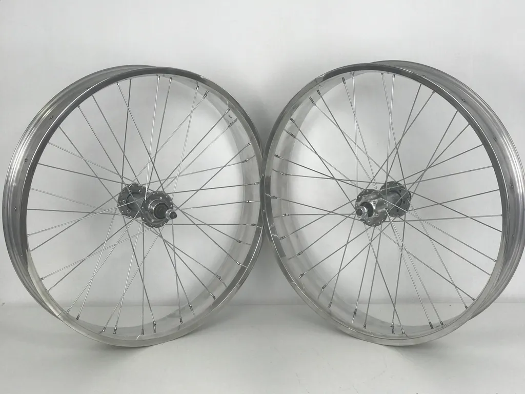 Roues de vélo 24 pouces 82x4 en métal argent poli - Set avant et arrière