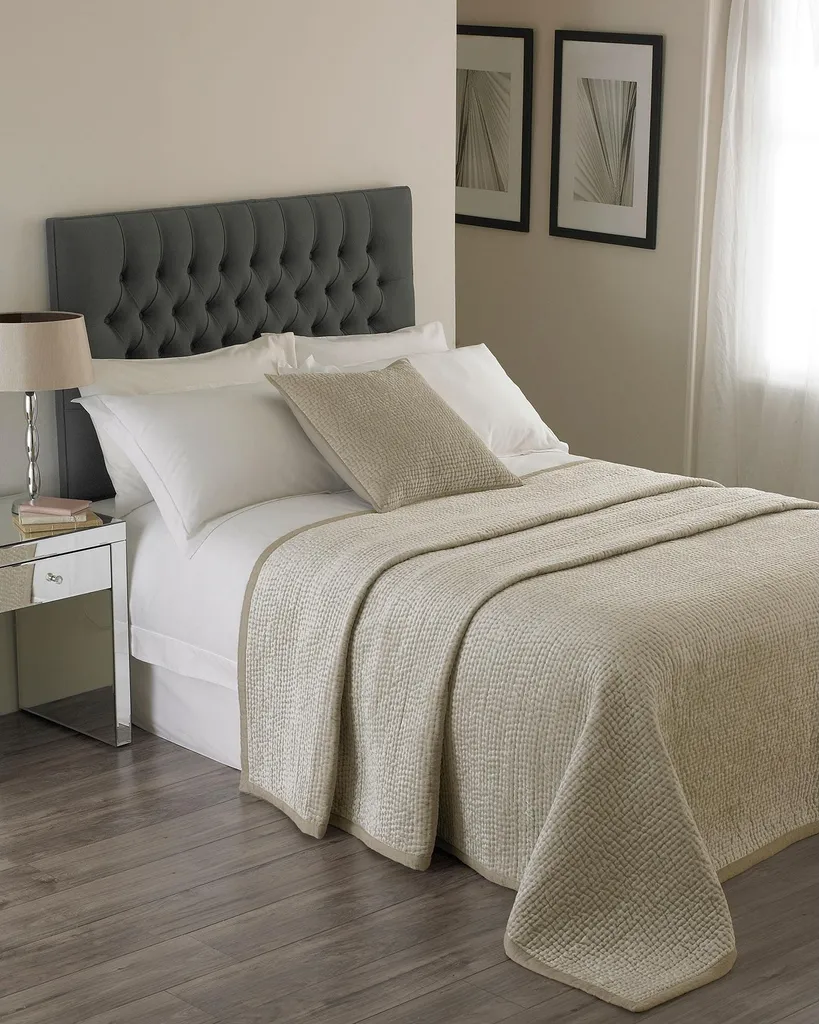 Couvre-lit Appleby RV206 Champagne : protégez et sublimez votre lit