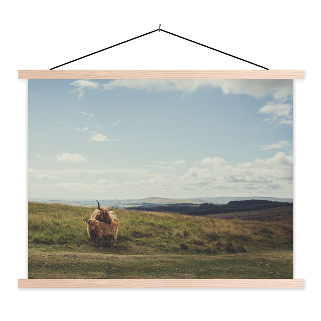MuchoWow Textilposter Schottische Highlander - Gras - Wolken - Tiere 40x30 cm mit holzfarbenen Rahmen - Bilder