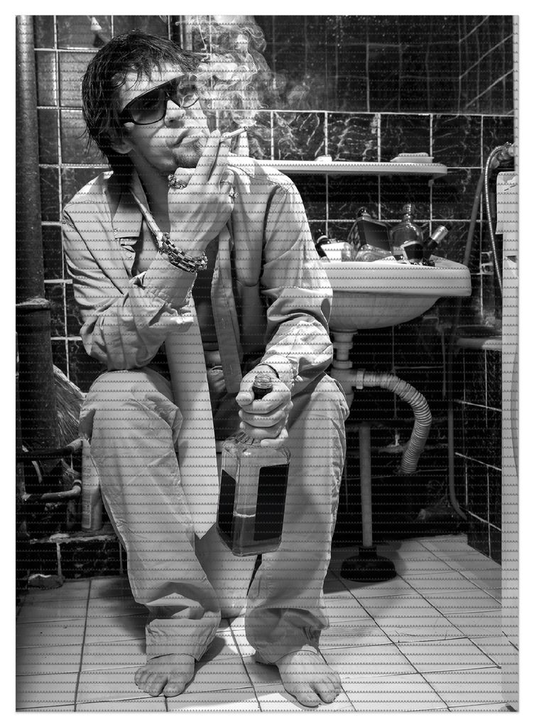 Wallario Duschmatte Antirutschmatte Badmatte Fußmatte Kloparty - Sexy Mann auf Toilette mit Zigarette SW, Größe ca. 90 x 65 cm