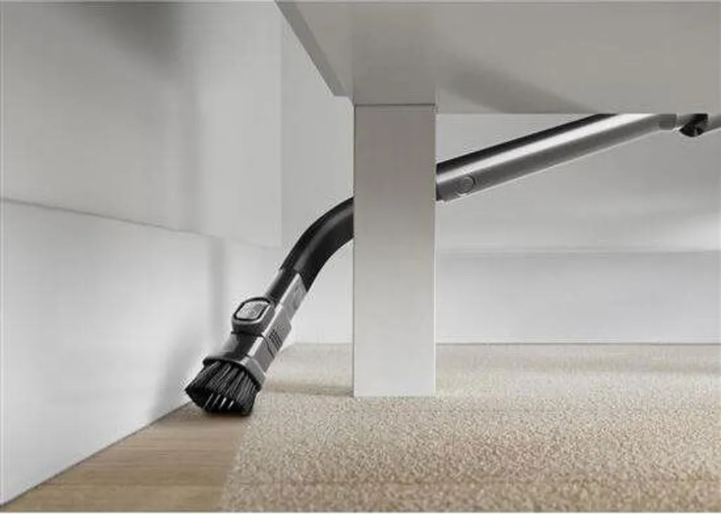 Suceur plat flexible Dyson : aspirez enfin sous les meubles bas