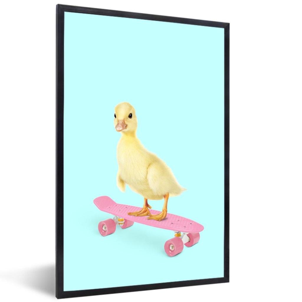 MuchoWow Gerahmtes Poster Ente - Küken - Skateboard - Blau - Rosa 60x90 cm - Poster mit Schwarzem Bilderrahmen Wandposter Rahmen Foto Bilder - K...